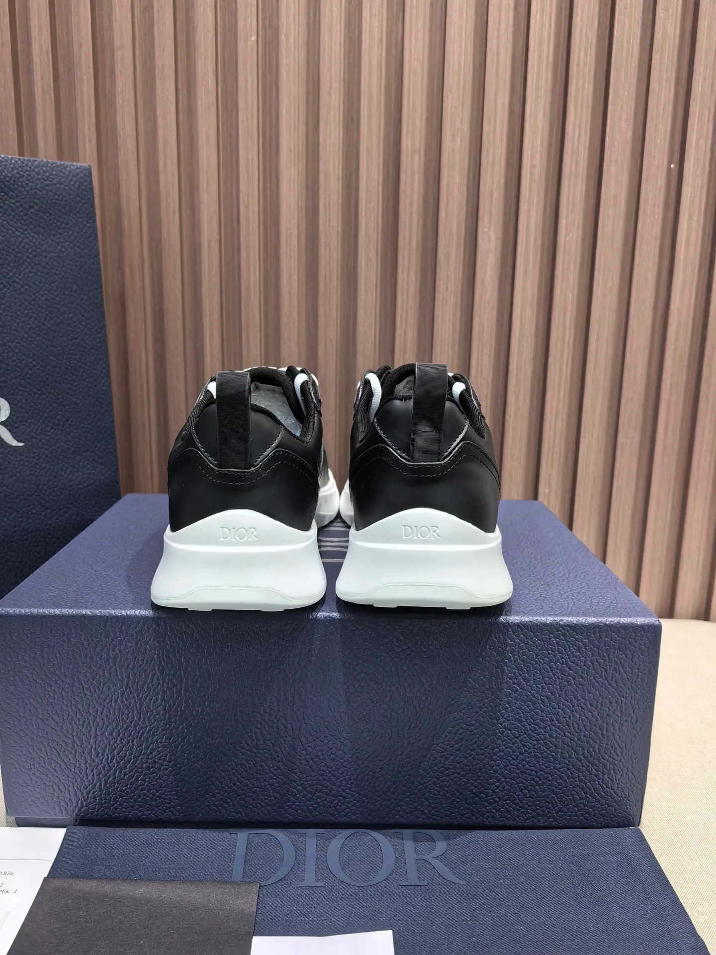 Factory price: 440💰 🔍Top purchasing agent🇮🇹 Dior's super-popular sports shoes, popular for street men, are synchronized with the new product counters. The uppers are made of Italian original imported cowhide and matched with D's customized fabrics. It is a must-have for fashionistas. The complex craftsmanship is perfectly reproduced. Imported soft cowhide foot pads, soles: original soles specially provided by the original factory, exclusive movable molded soles are super comfortable, original factory follow-up goods, 🔍🔍high quality, you can enter and exit the counter at will, welcome to compare, code number 38-45 (46 can be customized and cannot be returned or exchanged)